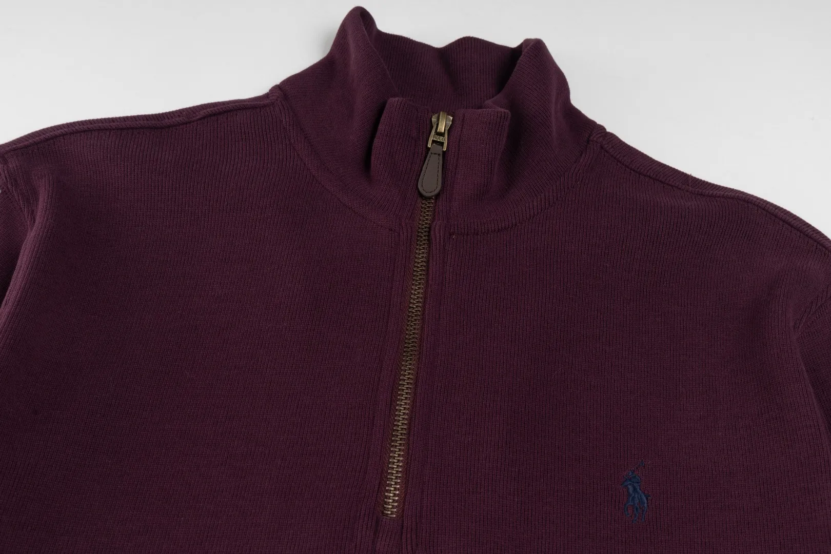 P230 #R97 Ralph lauren twelve-color embroidered pony logo half-zip high-neck long-sleeved knitted sweatshirt. The same style for men and women. The new half-zip sweatshirt for couples to wear in autumn is here! This kind of sweatshirt is really popular this year, even more popular than the hooded sweatshirt. Open the zipper and it can be used as a large lapel, which makes it more fashionable. The color of the classic design of the little war horse on the chest is matched with the embroidery. The simple zipper design echoes the brand logo, so you don’t need to match too much. The sweater version is loose enough! The fabric is custom-woven and dyed 100 cotton. 320g high gram weight 100% cotton knitted cotton with a certain thickness. The fabric is soft and comfortable, and the three-dimensional fabric is full of texture. The stitching is three needles and five threads, which is beautiful and strong. The pattern is also good. Although it is loose, it does not look bulky! - It is not a popular color scheme on the street. The color is pure and highly recommended. The upper body has a particularly high rate of turning heads. Loose style. Big drop shoulder OS style. Same style for men and women. Couple wear. Versatile and practical! Color: Gray, navy, khaki, green label, oatmeal brown label, apricot, black, army green, burgundy, pink, dark gray, light blue, white. Size: S M L XL Length: 70/72/74/76 Bust: 53.5/55.5/57.5/58.5 Shoulder width: 44/45/46/47 Sleeve length: 61/62/63/64